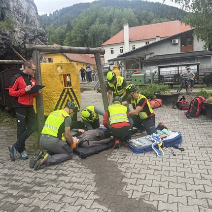 Slovenski gorski reševalci so v Črni na Koroškem preverili pripravljenost za najzahtevnejše reševalne akcije.