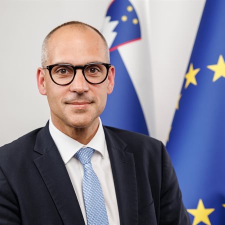 Minister za zdravje Tadej Ostrc prihaja v koroško regijsko bolnišnico
