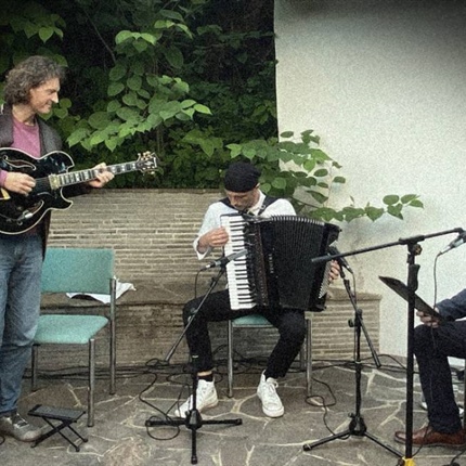 Med usodo in hrepenenjem
