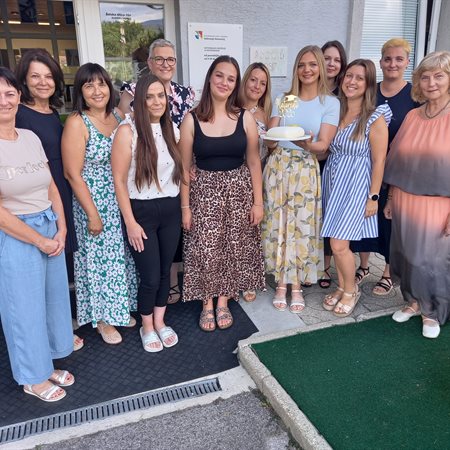 15 uspešnih maturantov predšolske vzgoje in programa ekonomski tehnik