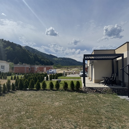 V naselju Črneški gaj rastejo nove hiške za starejše