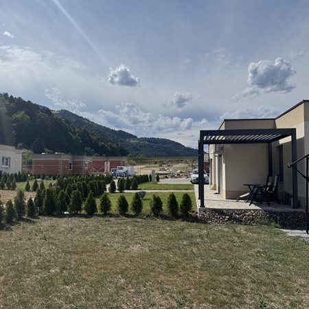 V naselju Črneški gaj rastejo nove hiške za starejše