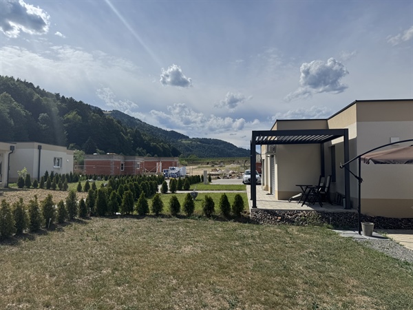 V naselju Črneški gaj rastejo nove hiške za starejše