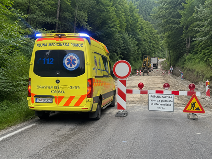 Reševalno vozilo ZRCK na nujni vožnji se je zataknilo pri delovni zapori ceste Dravograd-Ravne
