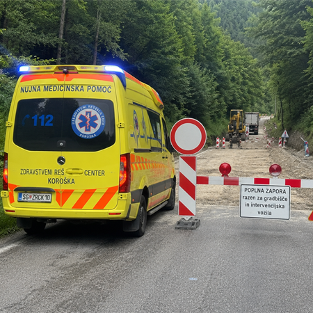 Reševalno vozilo ZRCK na nujni vožnji se je zataknilo pri delovni zapori ceste Dravograd Ravne.
