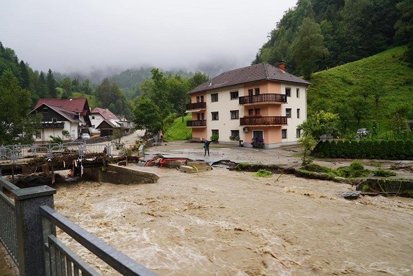 Deroča Meža je Črno na Koroškem odrezala od sveta