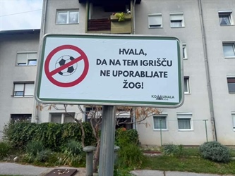 Otroško igrišče brez žoge – igrišče ali prostor za tišino?