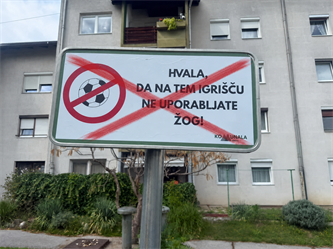 Prepoved igranja z žogo na igrišču na Leški cesti je po burnem odzivu javnosti padla – občina je priznala napako in napovedala odstranitev table.