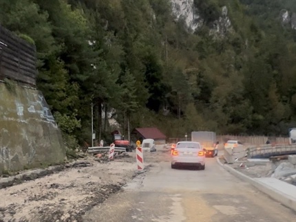 Dela na cesti Mežica–Črna bi morala biti končana že skoraj pred letom dni
