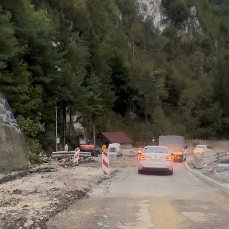 Dela na cesti Mežica–Črna bi morala biti končana že skoraj pred letom dni