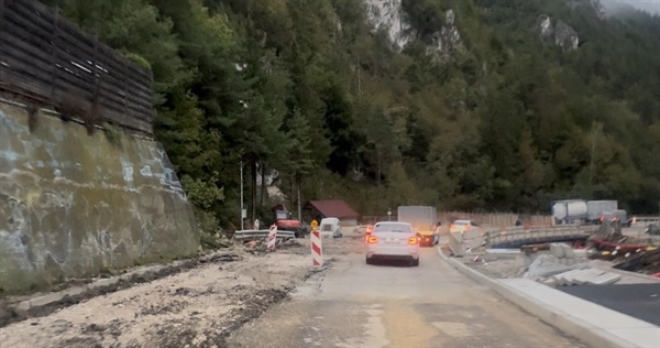 Dela na cesti Mežica–Črna bi morala biti končana že skoraj pred letom dni
