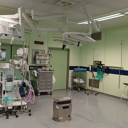 Sodobna oprema v praznih operacijskih dvoranah