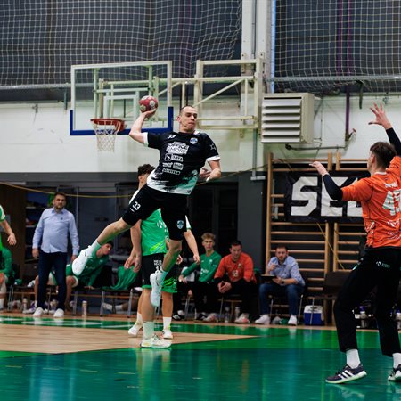 RK Slovenj Gradec zapravil veliko priložnost: Krka kljub dvema rdečima do zmage